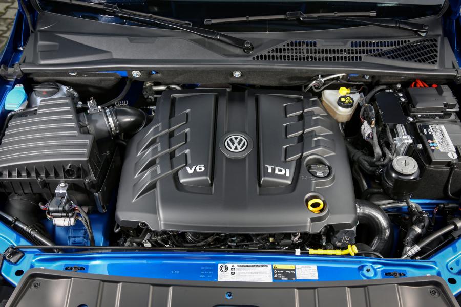 Моторный отсек Volkswagen Amarok Double Cab Aventura 2016 года  (WW) (фото 8 из 43)